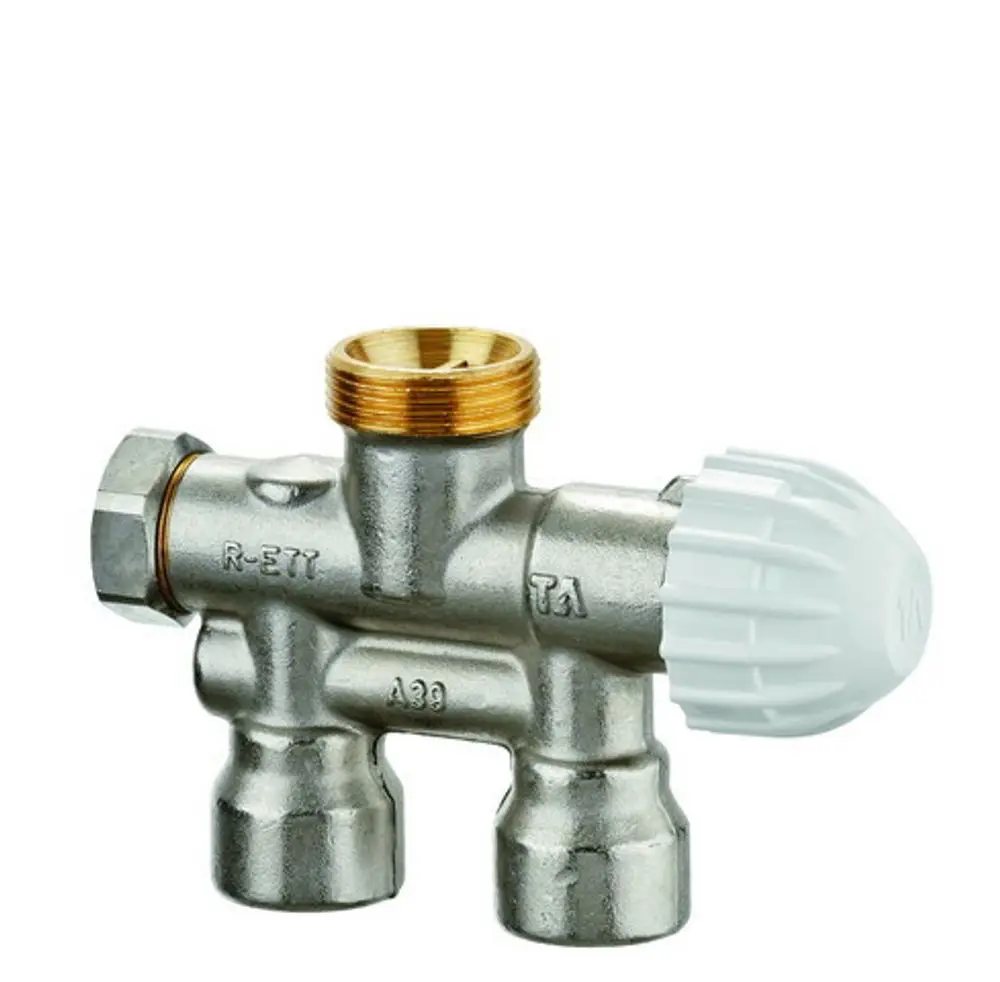 Produkt von IMI Hydronic Engineering: Metallisches Ventil mit einem zentralen Anschluss und zwei seitlichen Ausgängen, ausgestattet mit einem weißen Regelknopf für die Temperatursteuerung.